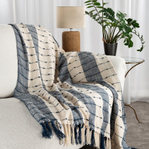 Deka ERIE v károvom vzore zdobená strapcami modrá